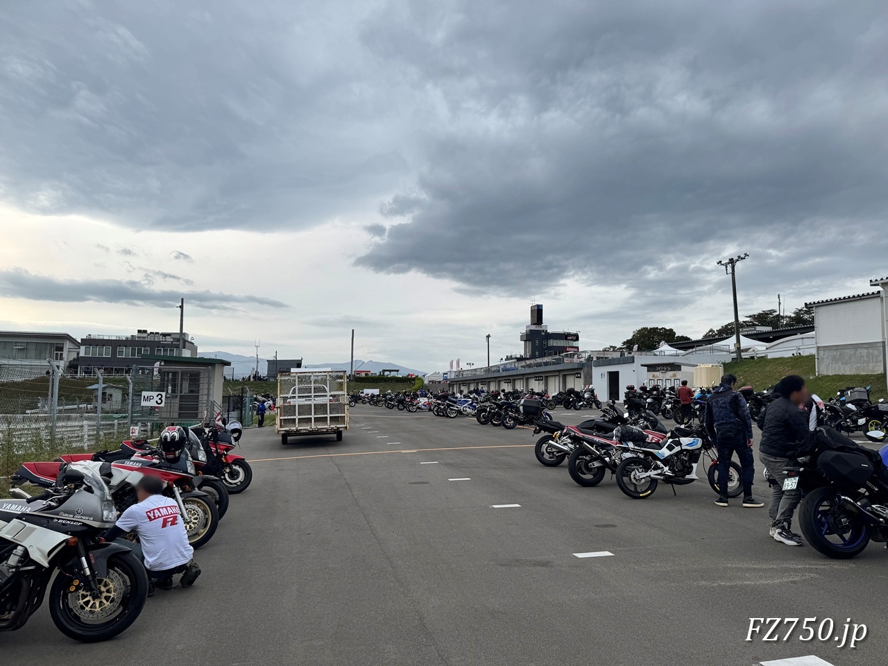 午後になるとスポーツランドSUGOには低く垂れ込めた雲が広がってきた