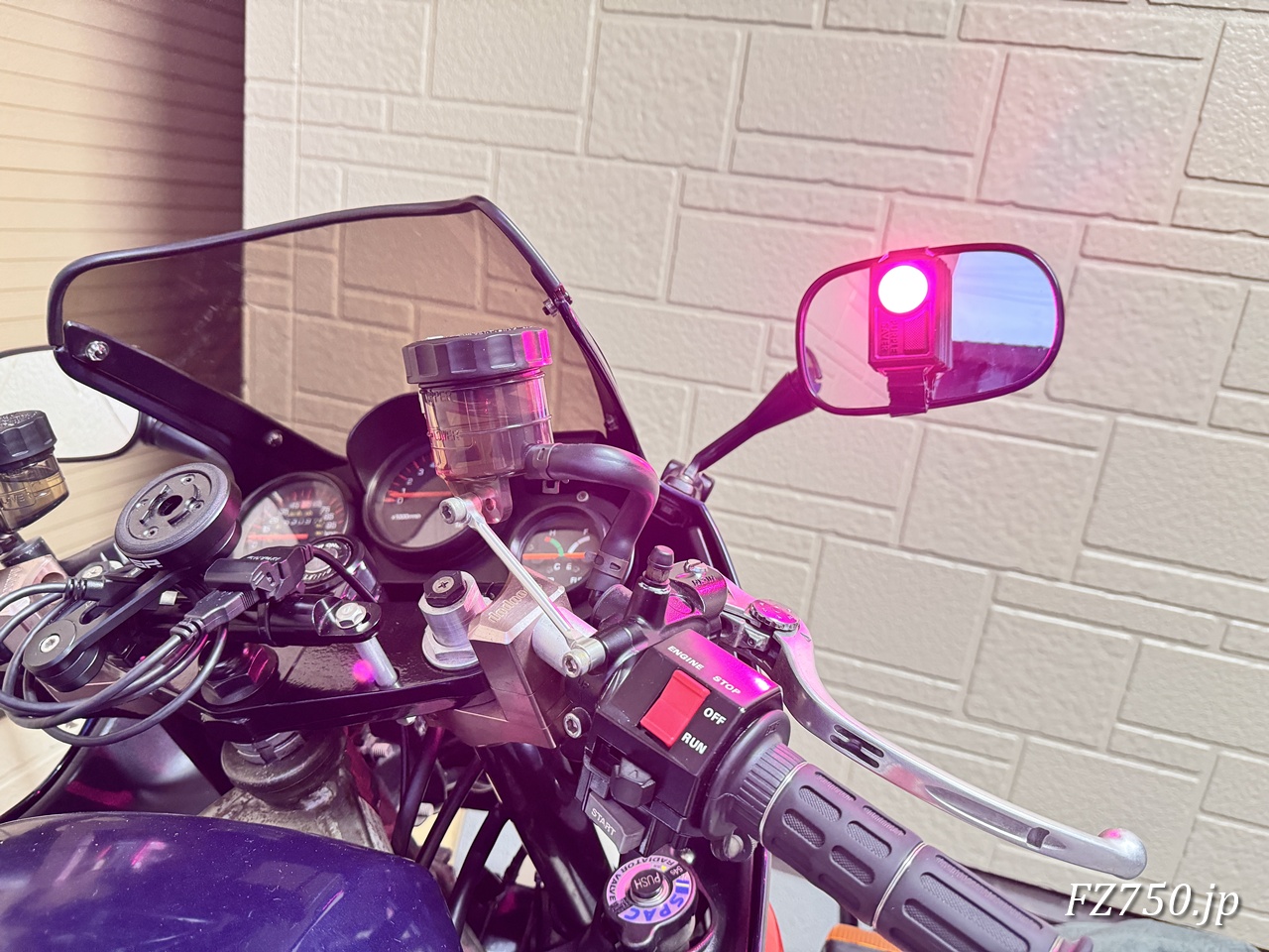 パープルセーバーモトは紫色の光が力強く点滅!