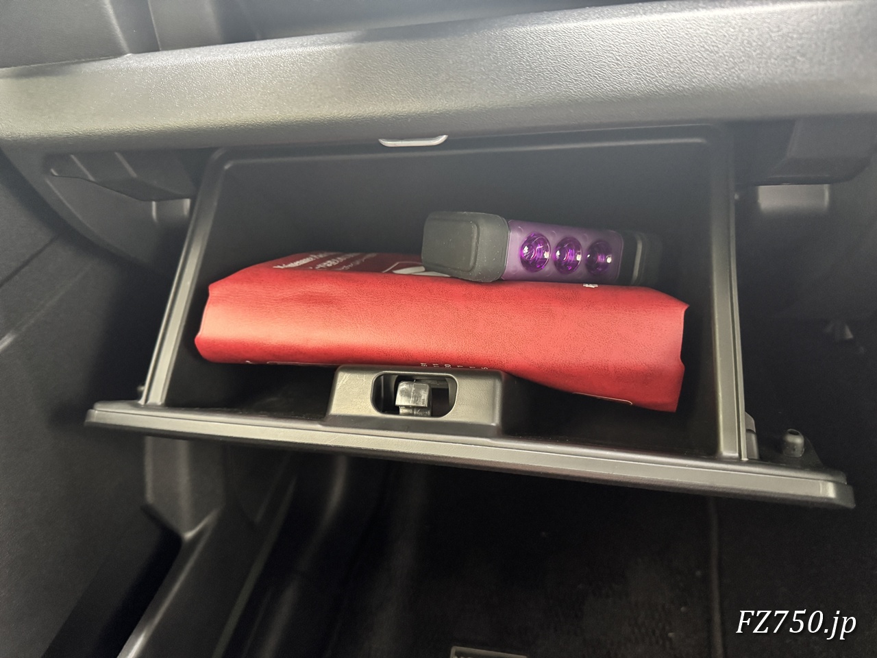 ジムニーノマドのコンパクトなグローブボックスにも余裕で収まる