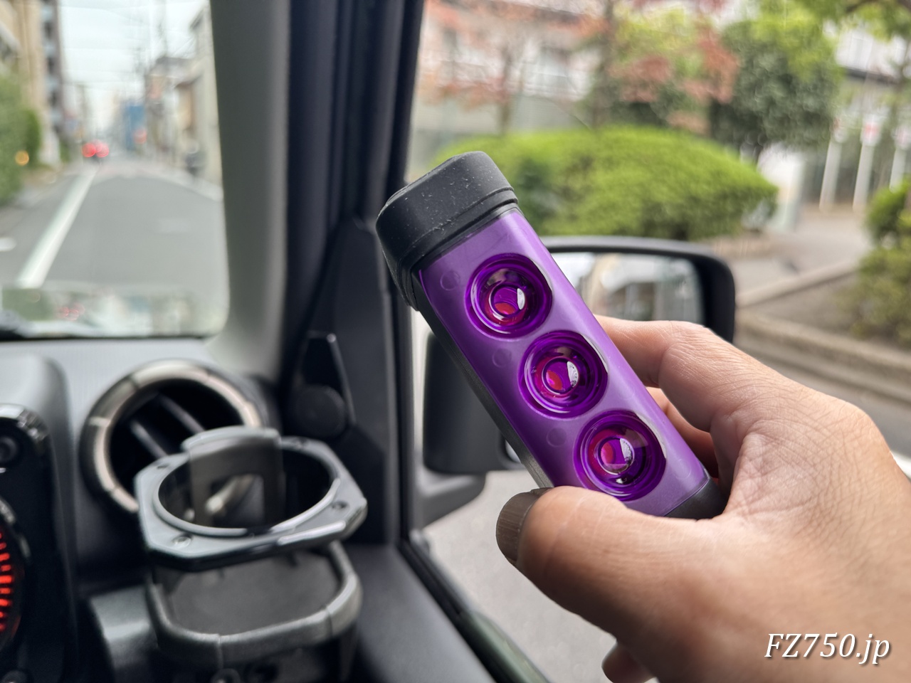 緊急停車した際はパープルセイバーのスイッチを入れてルーフに貼り付ける