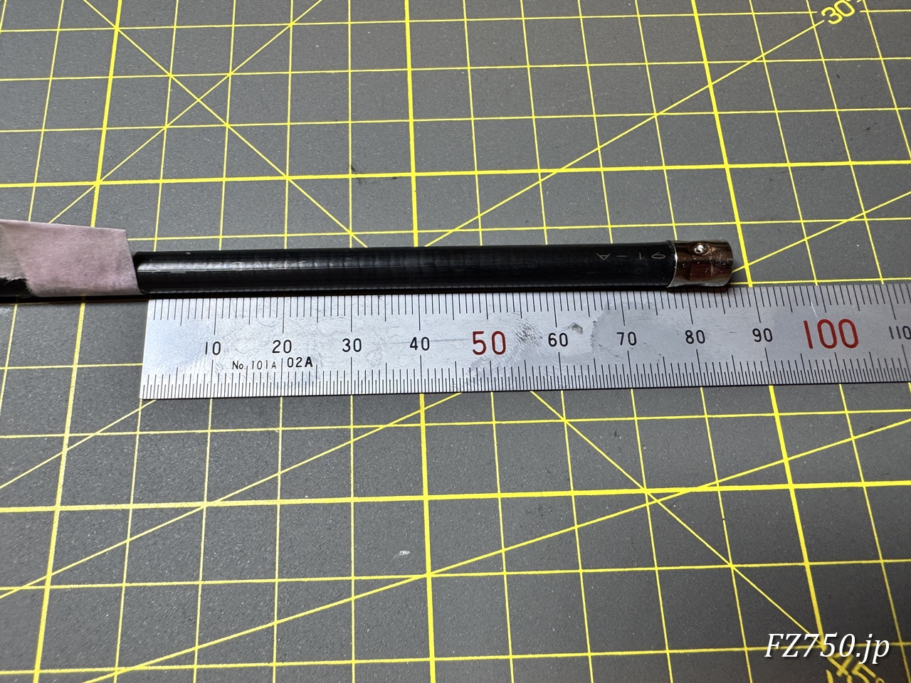 アクセルワイヤーのアウター切断箇所にマスキングテープで目印を付ける