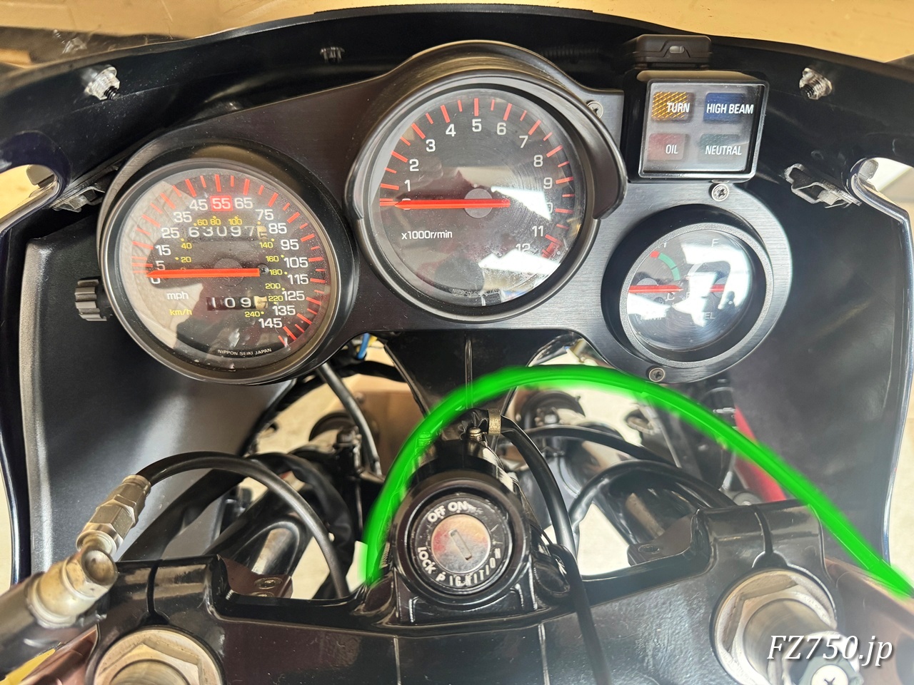 作業後のFZ750のアクセルワイヤーの取り回し（ハンドル周り）