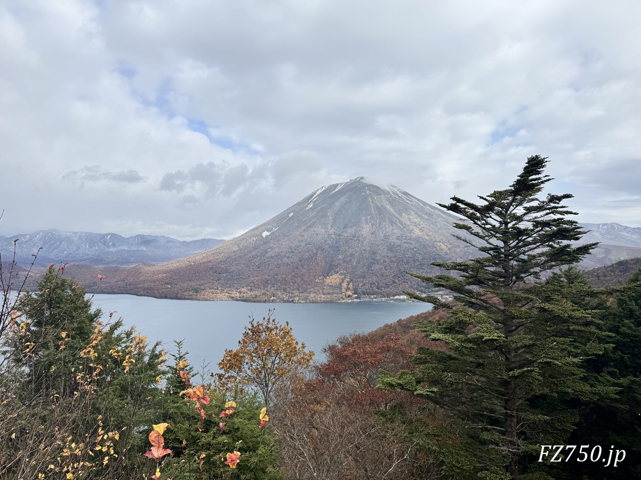 中禅寺湖展望台からの男体山と中禅寺湖