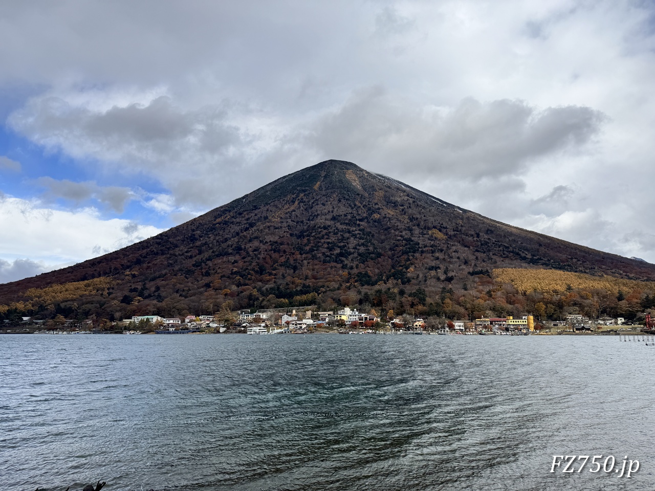 中禅寺湖と男体山