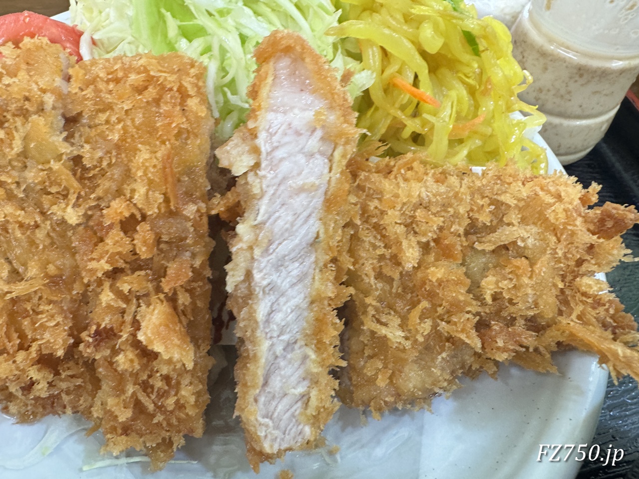 味よし(上)とんかつはサクサク衣にうっすらピンクのロース肉
