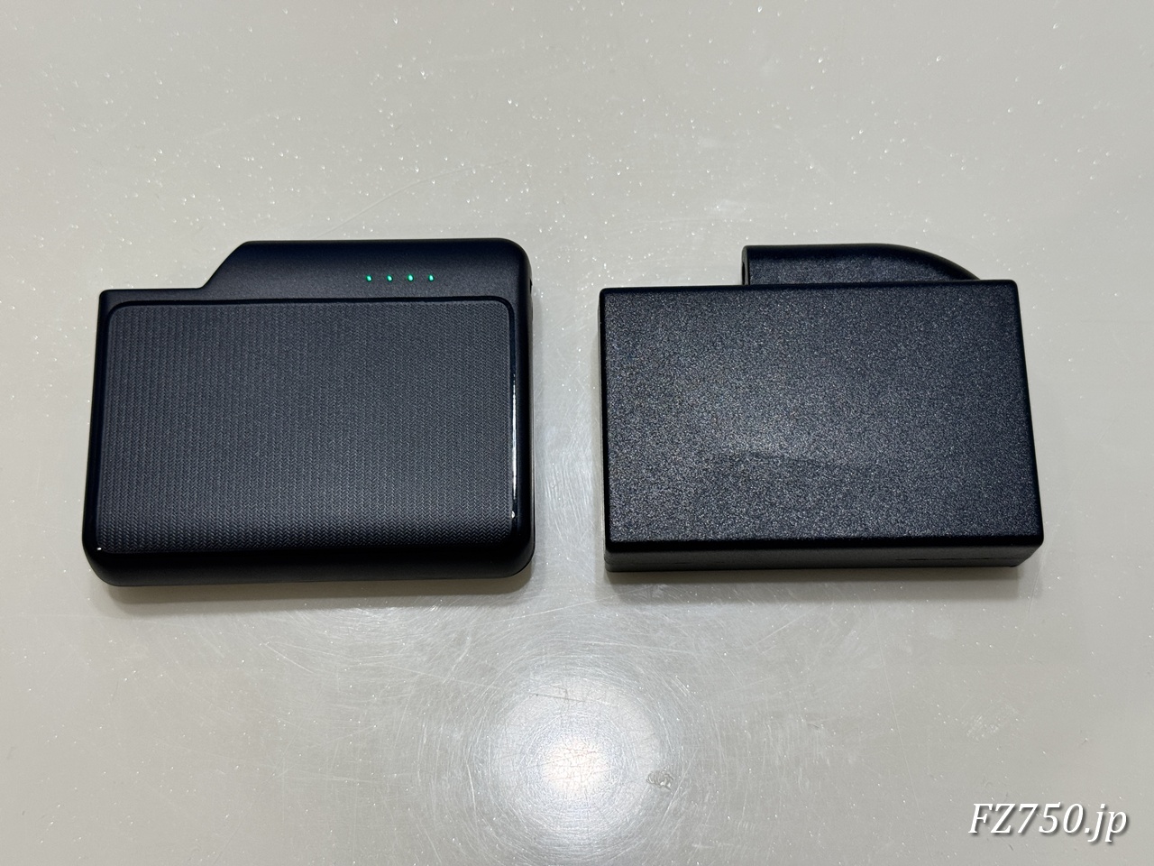 COLXUS 互換バッテリー(左側)とIDEAL ID-204付属バッテリー(右側)の比較