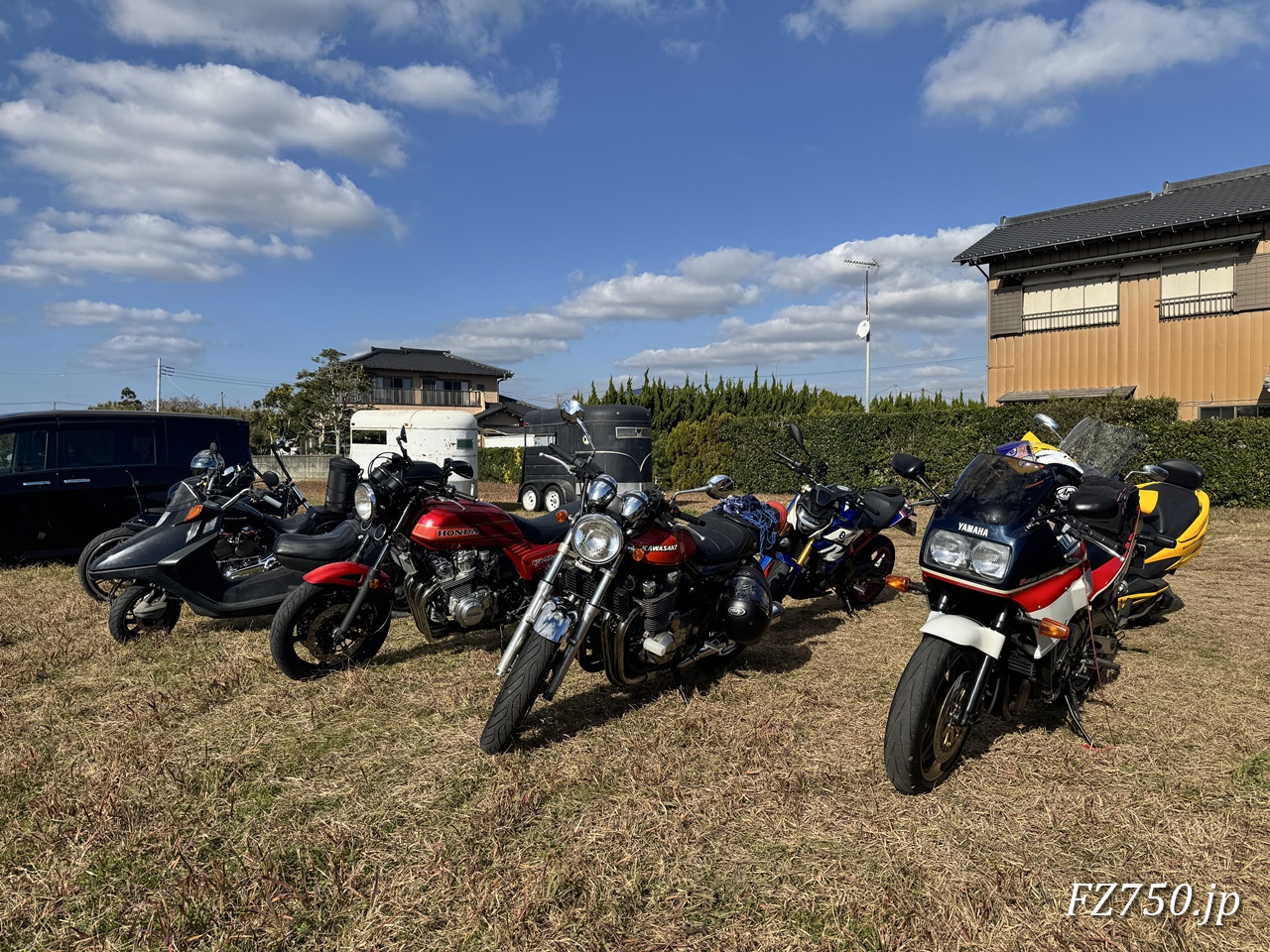 ザ・マベリック九十九里店の駐車場は芝生
