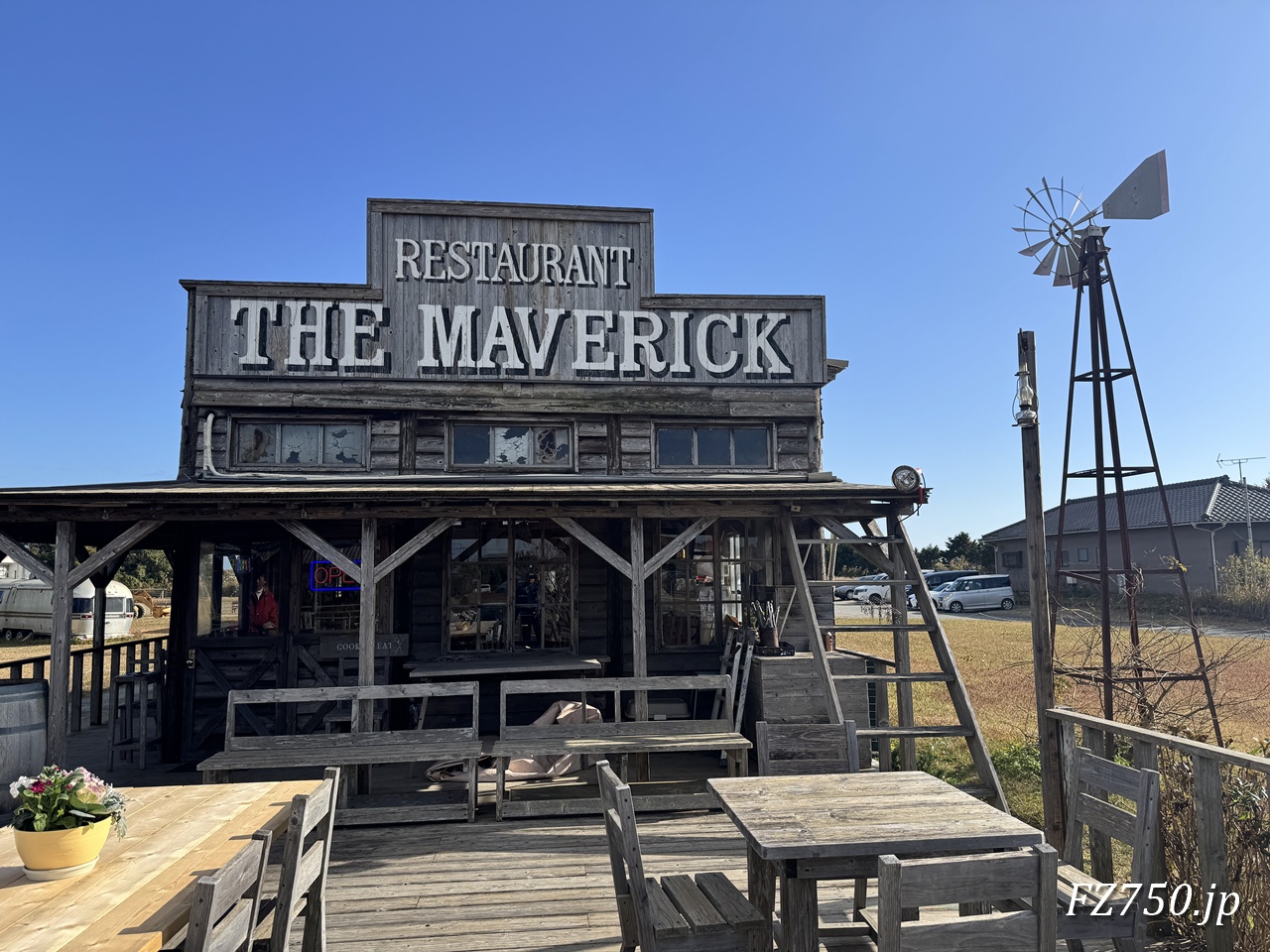 ザ・マベリックはウエスタン調の外観