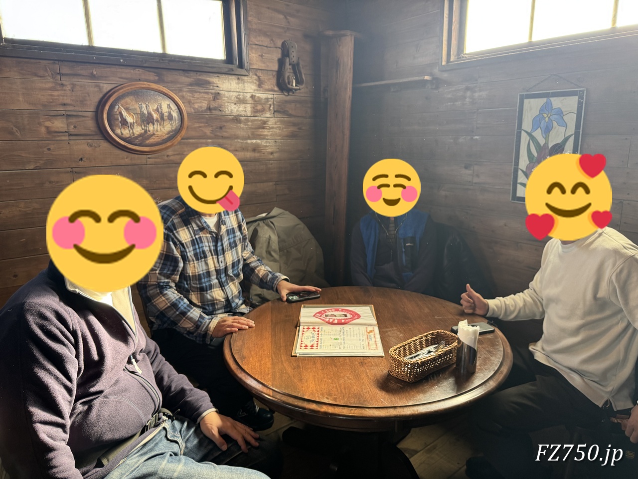 牢屋スタイルの個室でメニューを眺めるが、、、