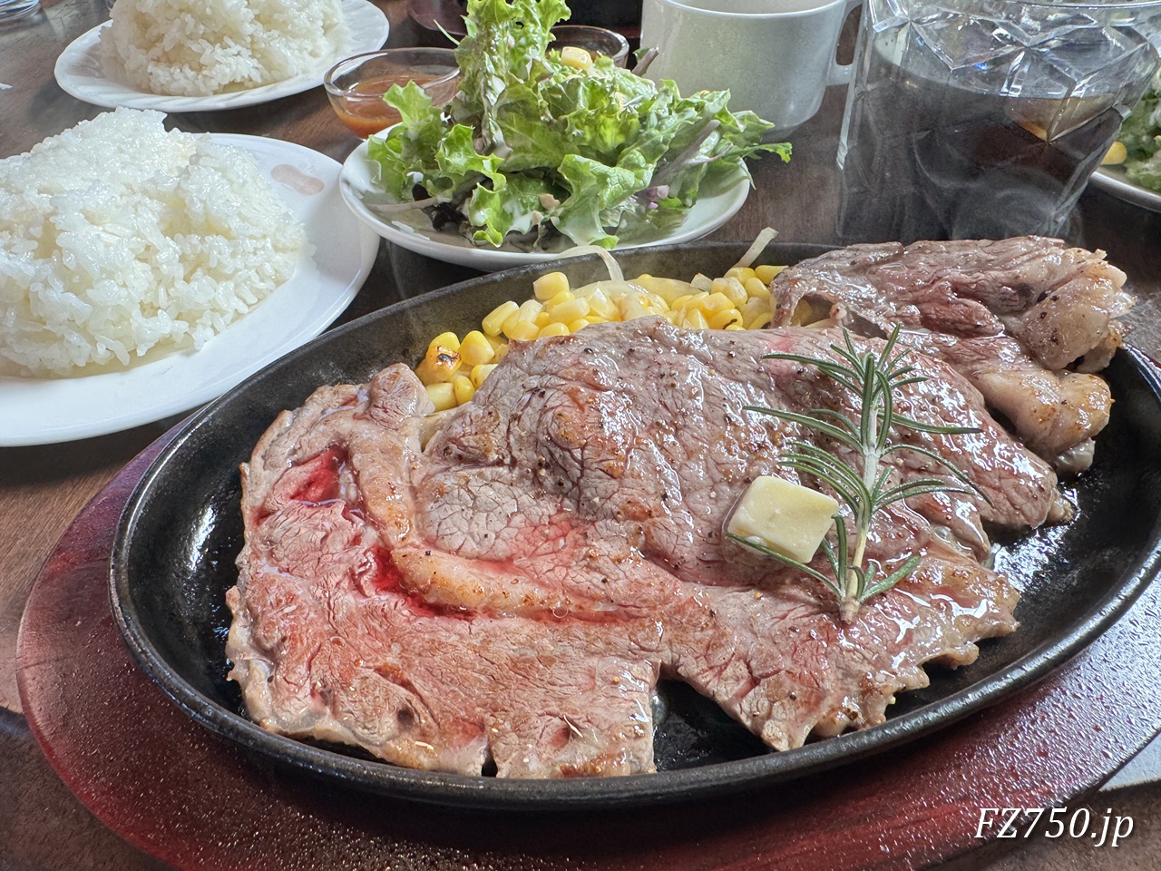 ザ・マベリックのCOWBOY STEAK(税込3,500円)はライス、スープ、ドリンク付き