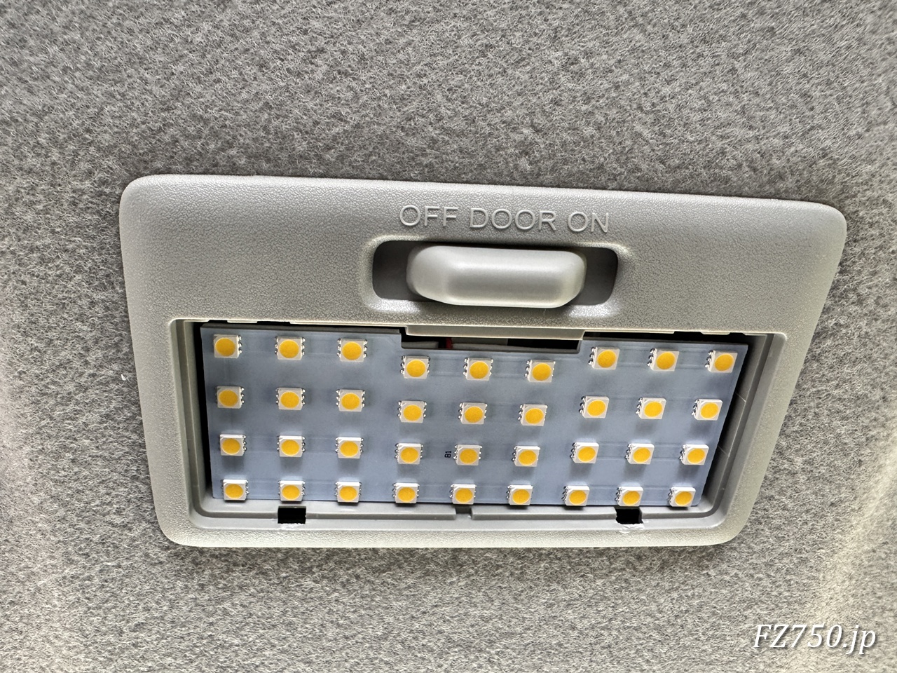 LED基板を少し押して、スペーサーとよく密着させる