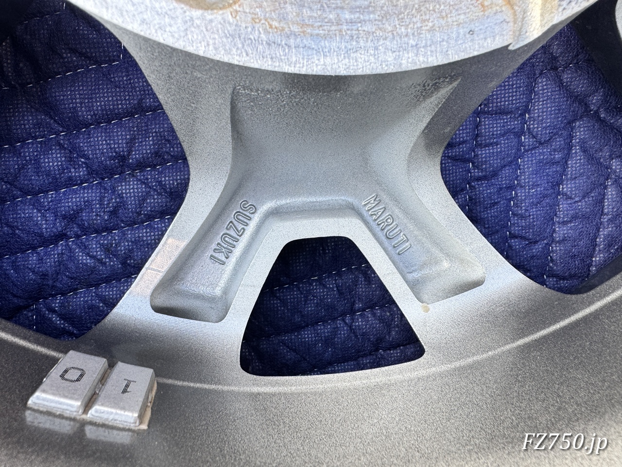 ジムニーノマドの純正ホイール裏面には「MARUTI SUZUKI」の刻印がある