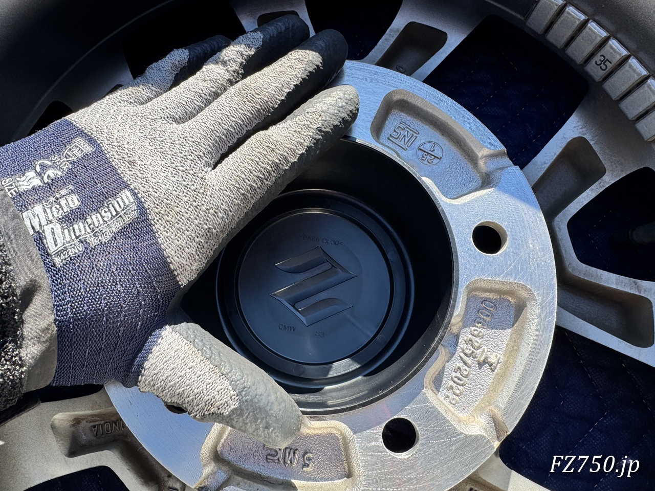 ジムニーノマドのセンターキャップはホイール裏から押し込む