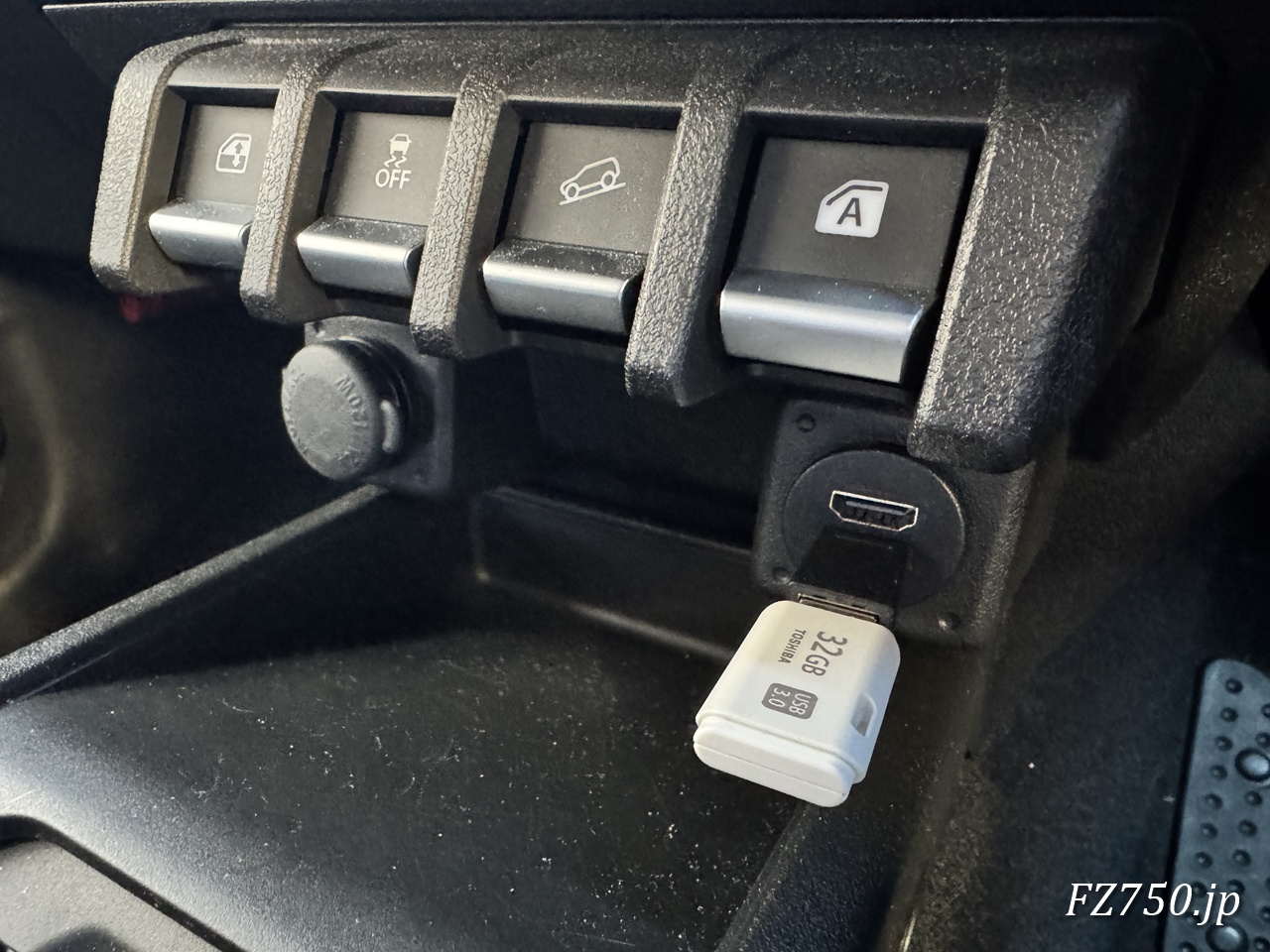 このタイミングでDMH-SF700のUSBポートにUSBメモリを接続する