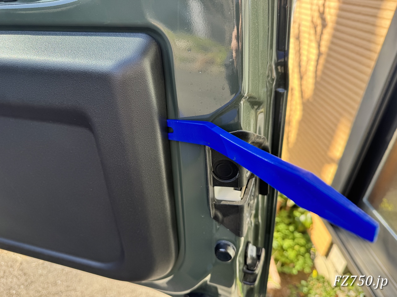 ジムニーノマドのリアゲートの内張りを外す