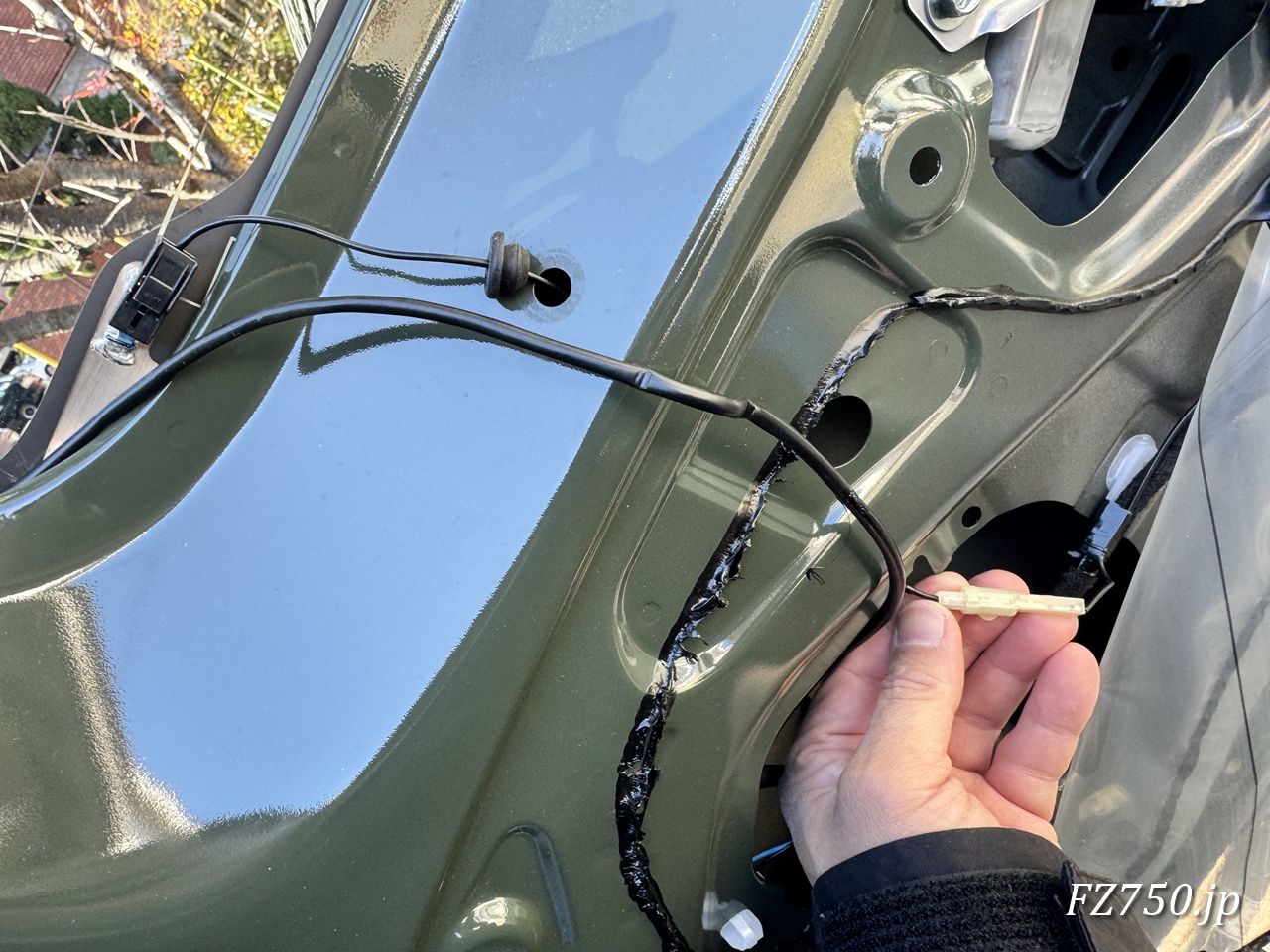 デフォッガーの配線が邪魔なので取り外す