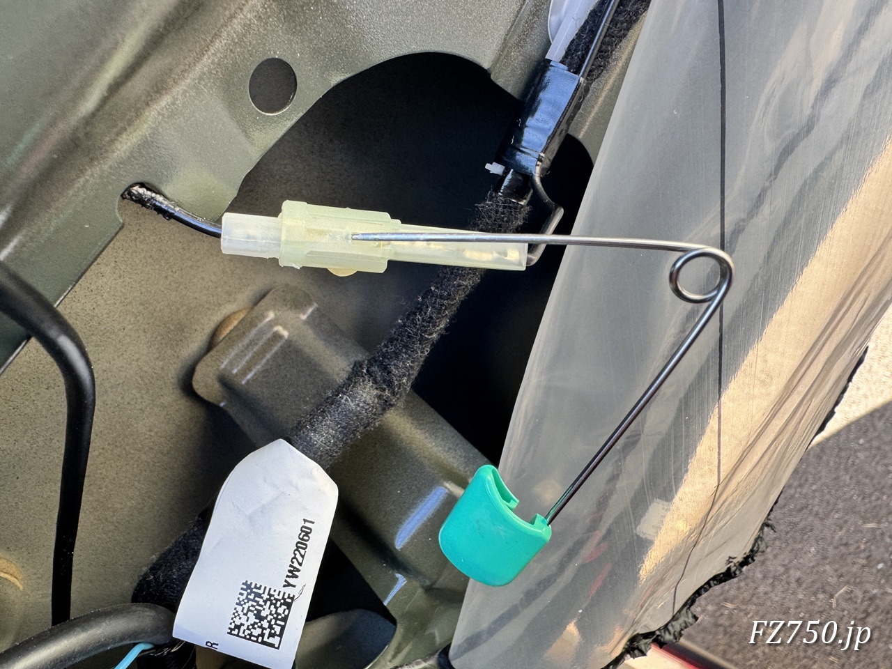 デフォッガーの配線のコネクターは、安全品ピンなどがあると簡単に取り外せる