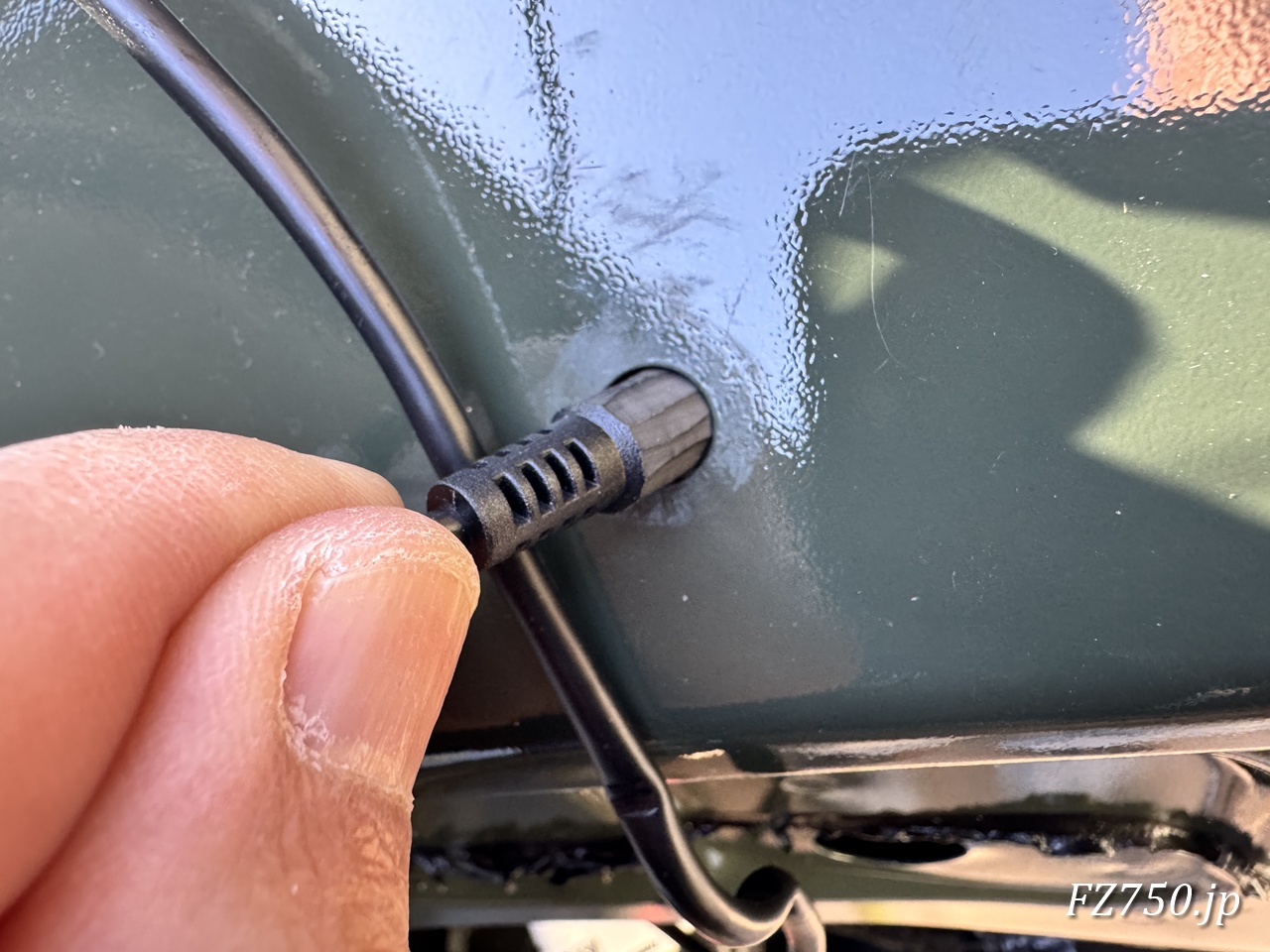 これでリアカメラの延長ケーブルをデフォッガーの穴に通すことができた