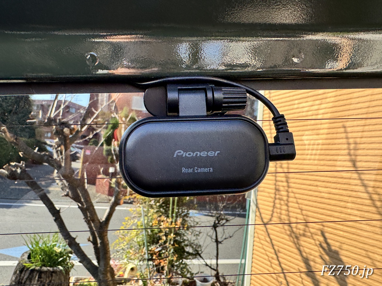 Pioneer VREC-MS700Dのリアカメラの配線はジムニーノマドのリアゲートとリアウィンドウの間に隠せた