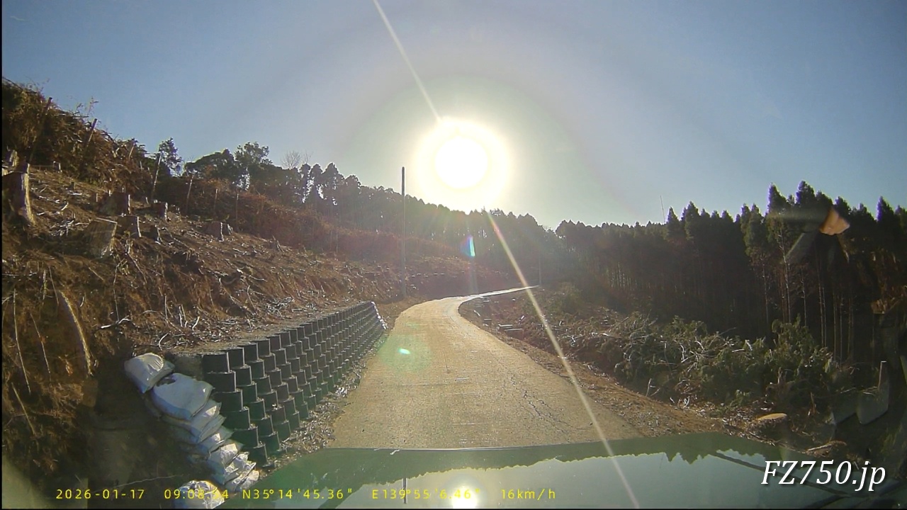 林道鬼涙山線は登っていくと視界が開ける区間もある