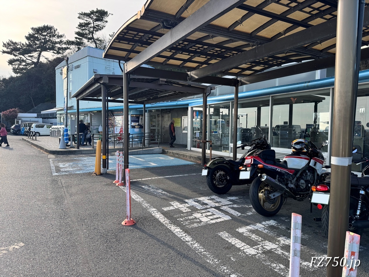 FZ750@西湘バイパス 西湘PA (上り)