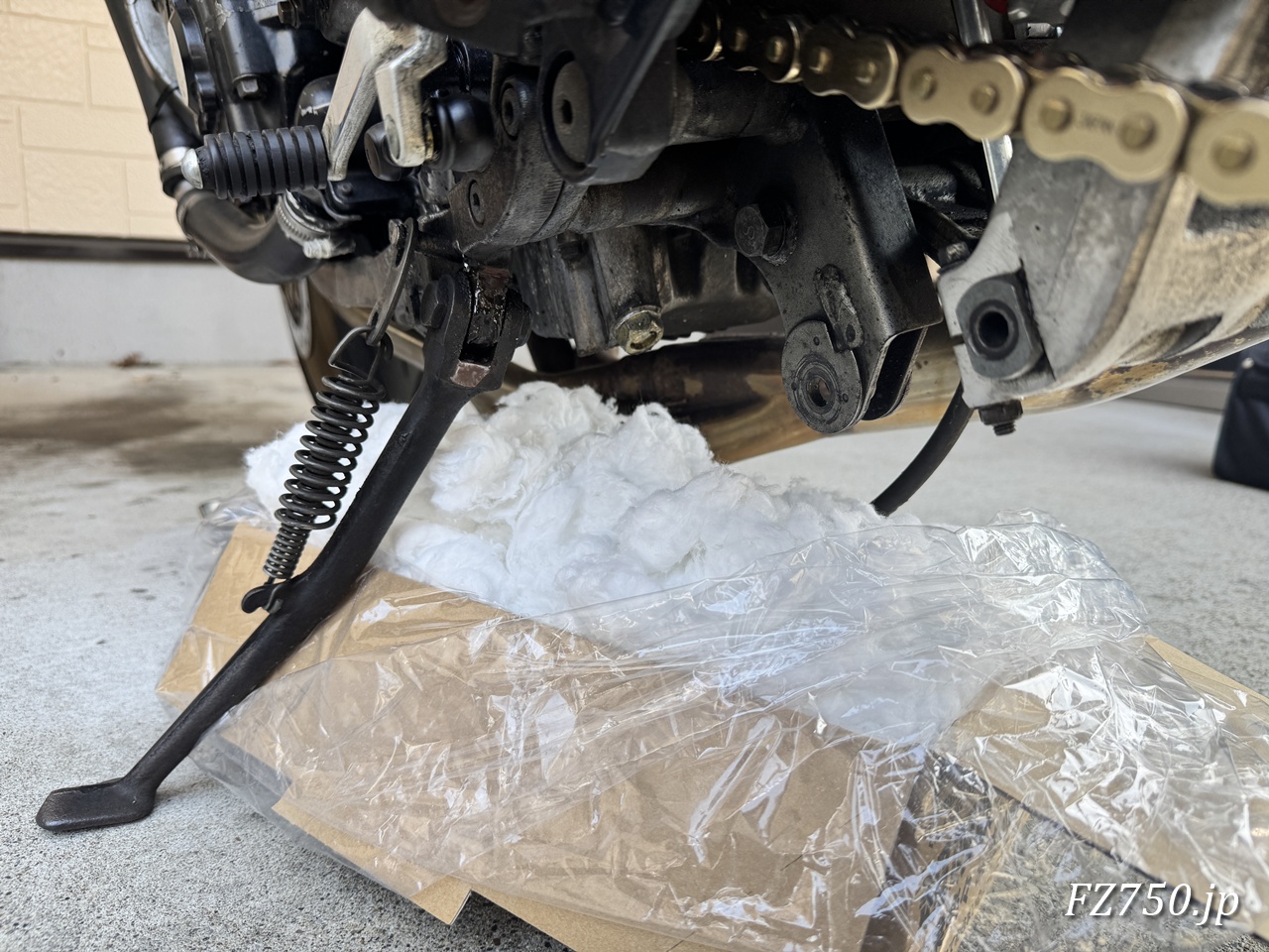 FZ750のドレンボルトを外す