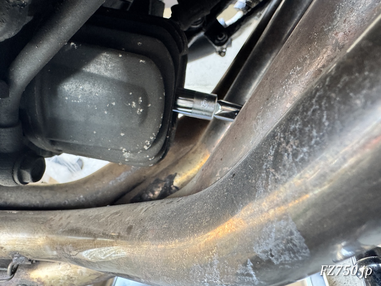 FZ750のオイルフィルターを外す