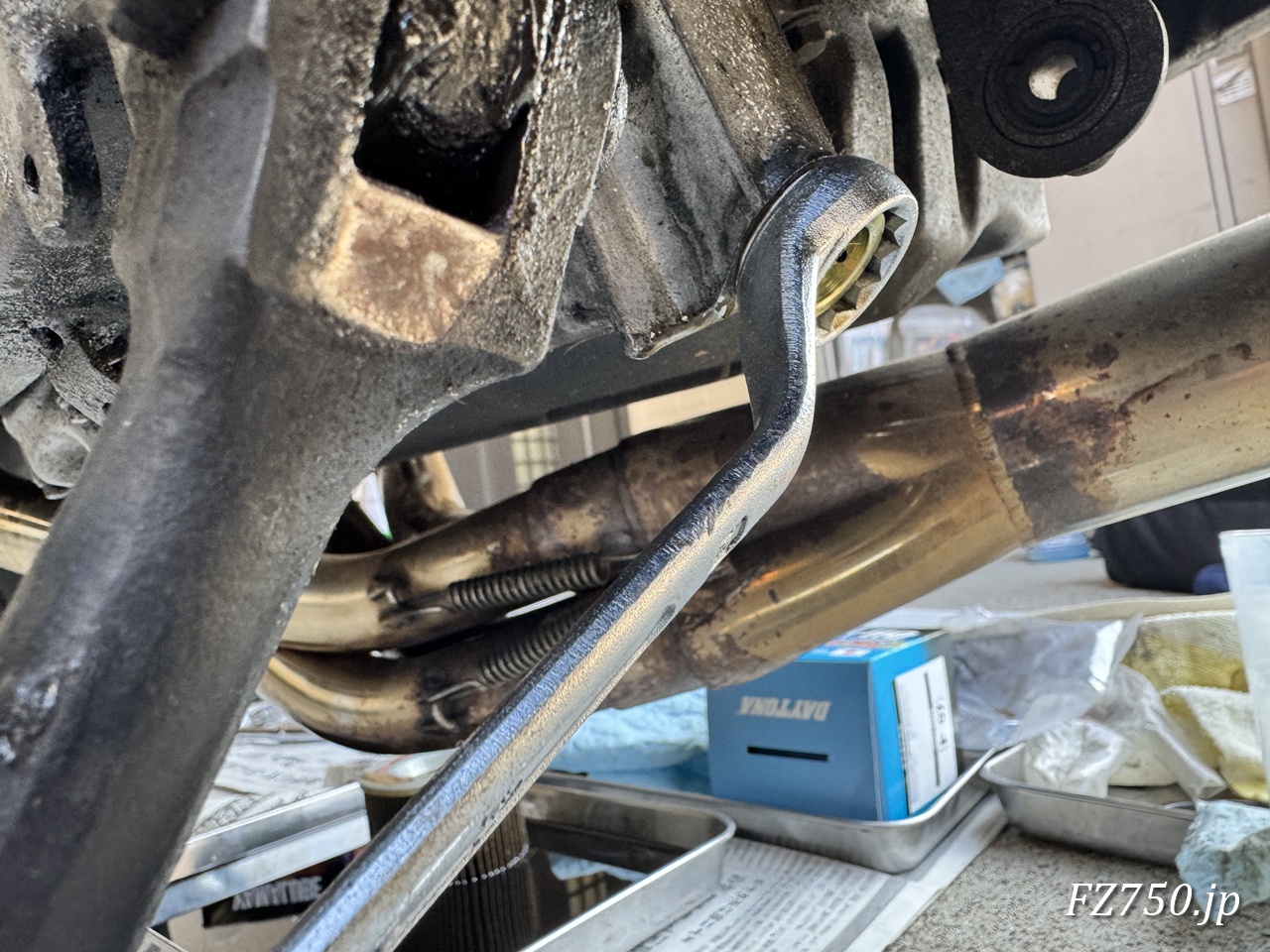 FZ750のドレンボルトを取り付ける