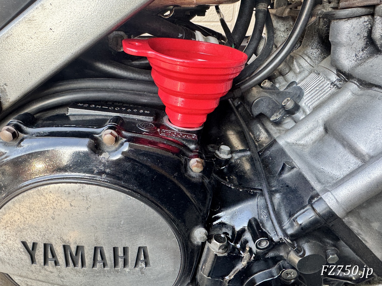 FZ750にはアストロプロダクツのフォールディング シリコーンオイルファンネルが便利