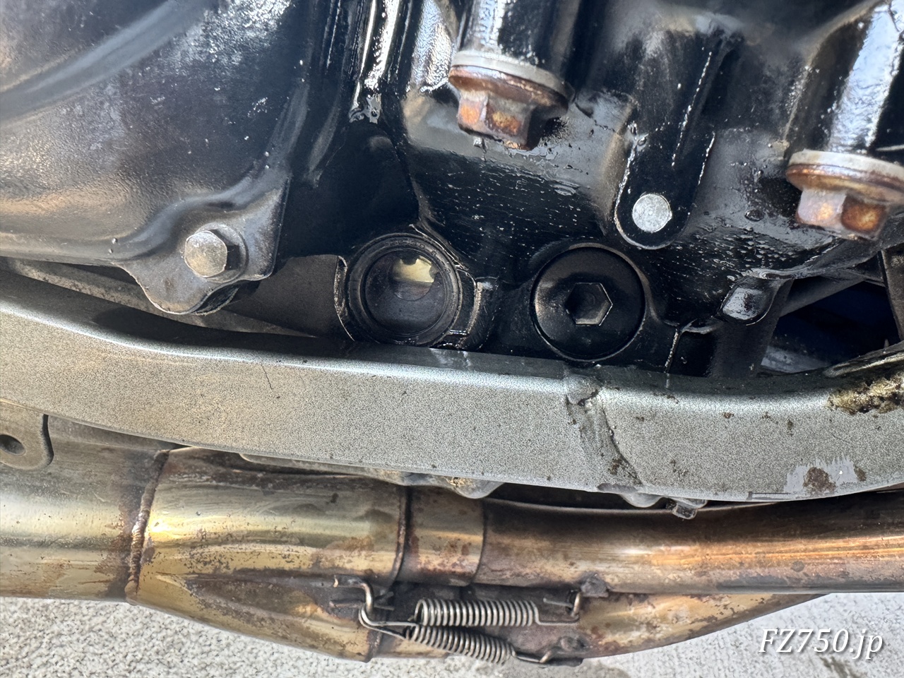 FZ750のオイルレベルゲージ