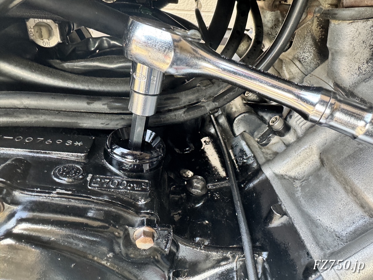 FZ750のオイルフィラキャップを締める