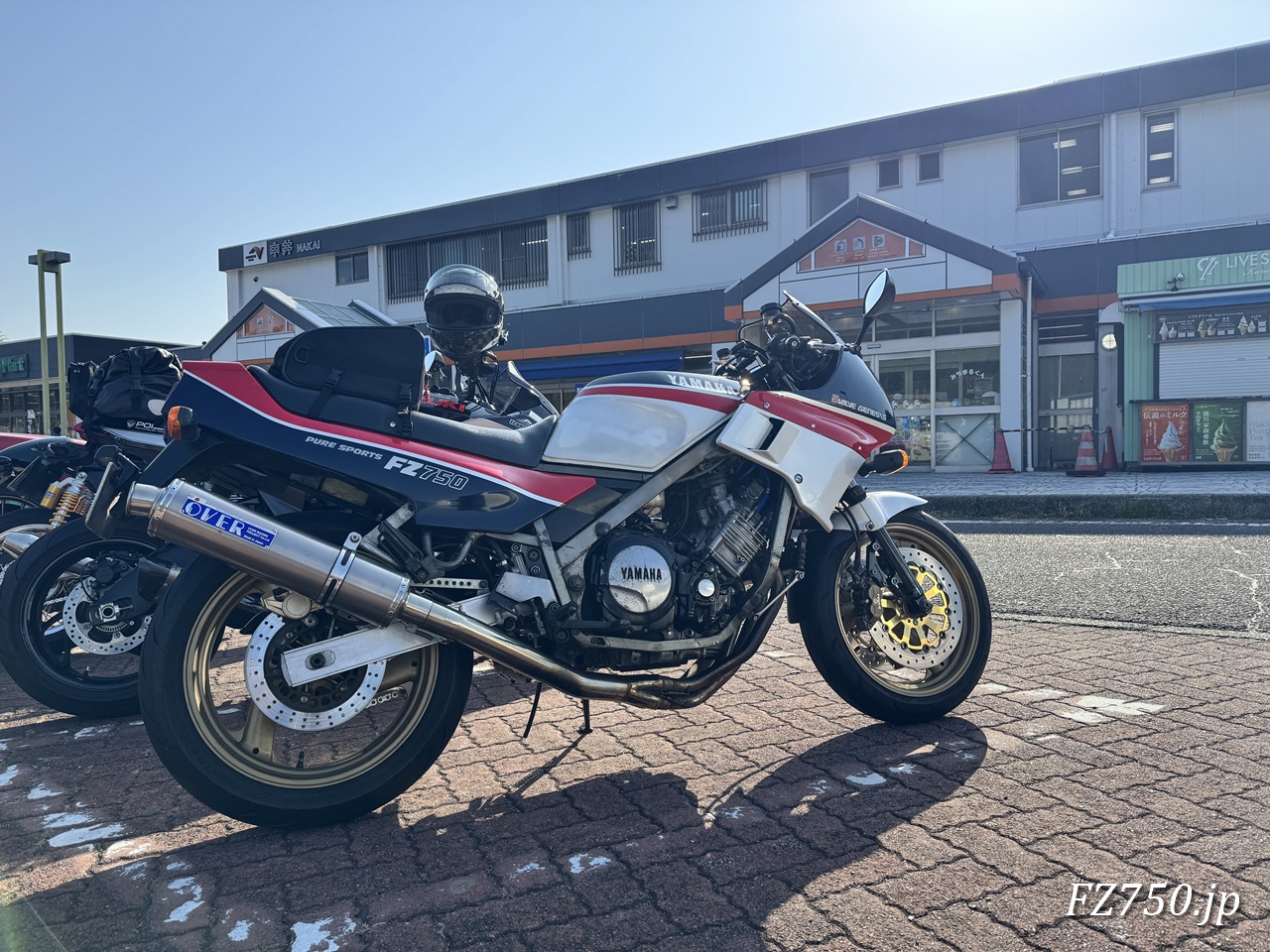 FZ750@東名高速道路 中井PA(下り)