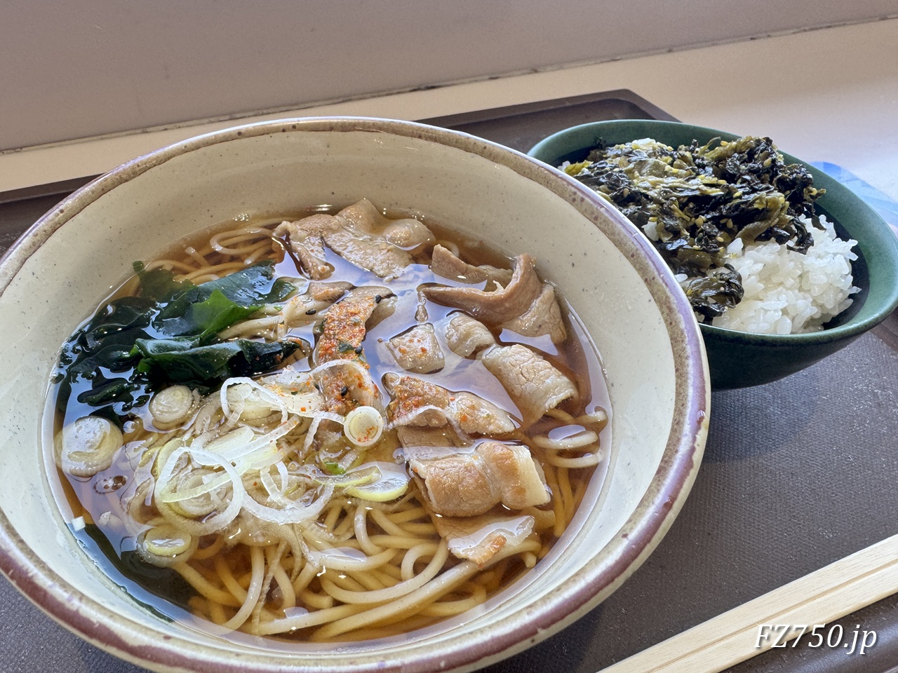 東名高速道路 中井PA(下り)の肉そばセット(高菜ごはん付き)