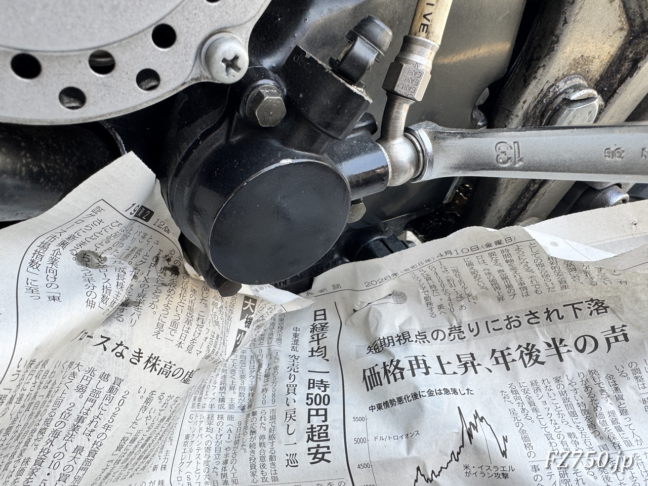 FZ750のクラッチ側の古いフルードを抜いてからホースを緩める