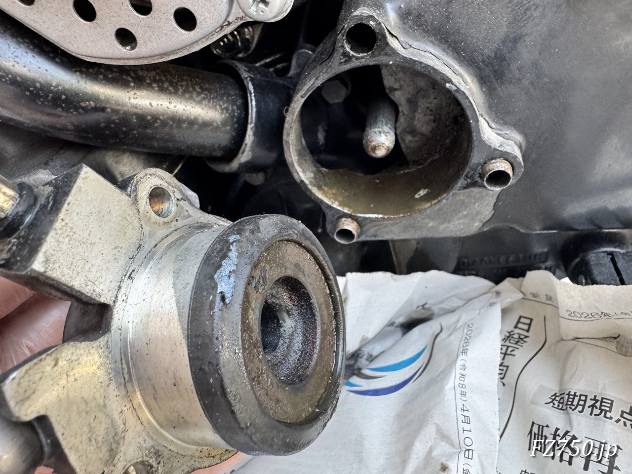 FZ750のプッシュレバーコンプからフルードが漏れている
