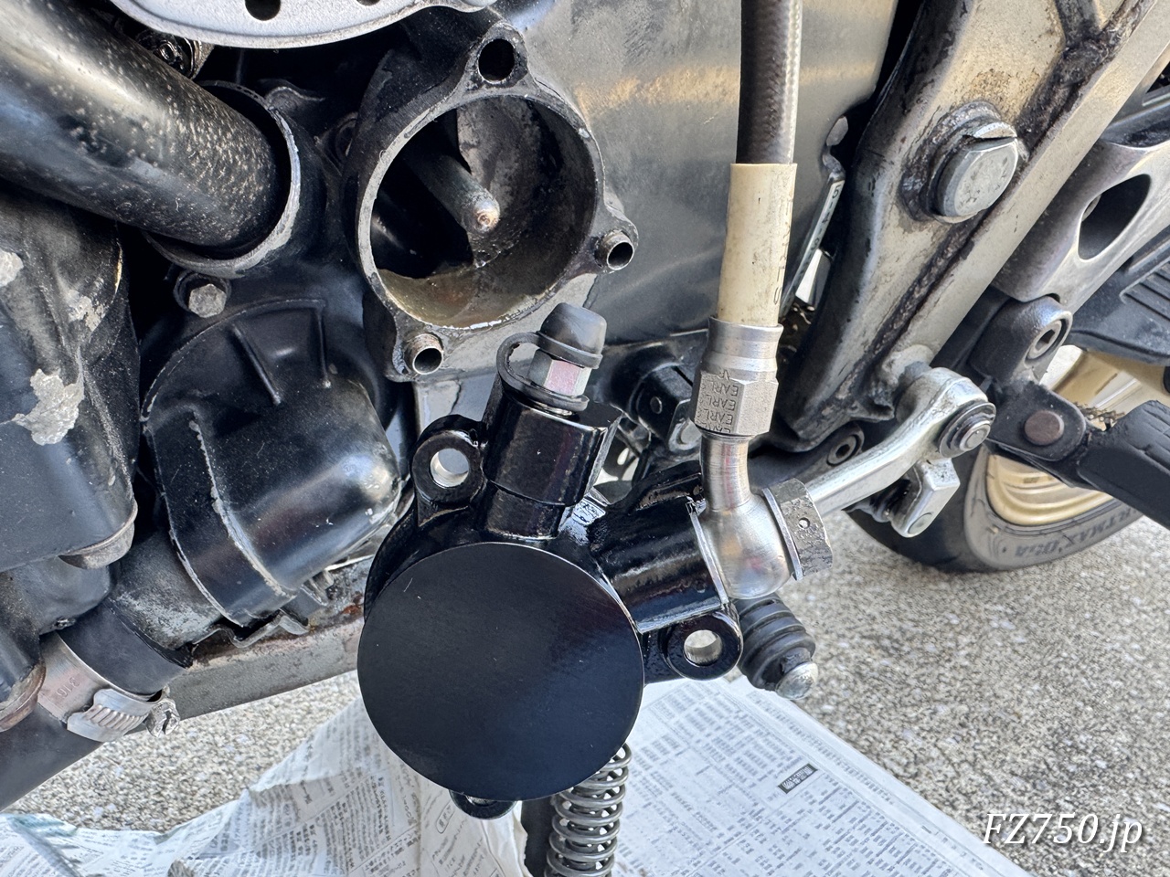 スプロケットカバーから取り外したFZ750のプッシュレバーコンプ
