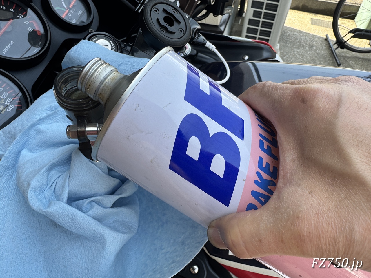 クラッチマスターのリザーブタンクにブレーキフルードを注ぐ