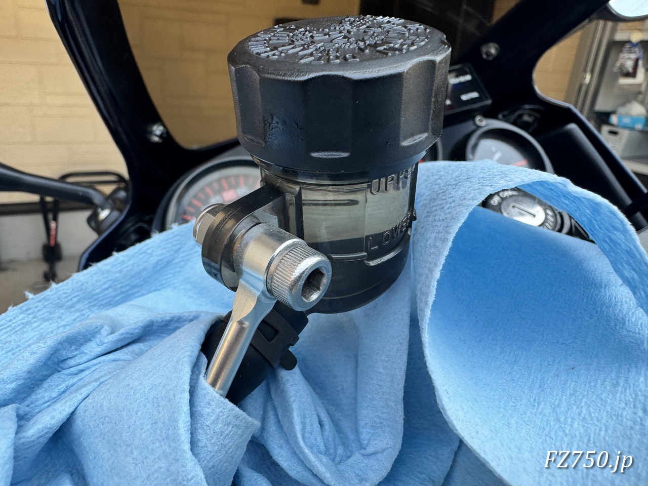 エア抜き後、リザーブタンクのUPPERまでブレーキフルードを入れた