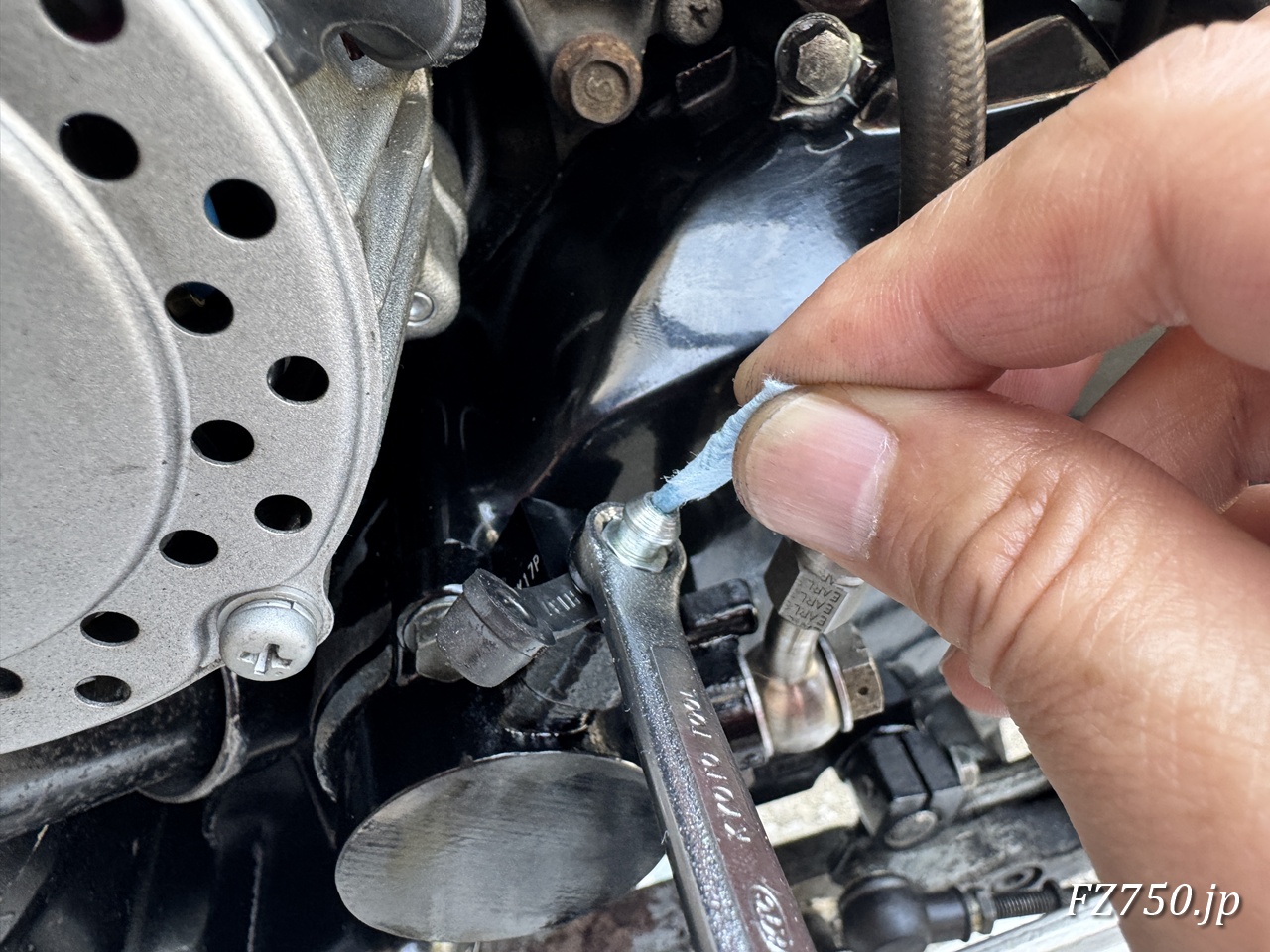 ニップルに溜まった余分なフルードを紙縒りで取る