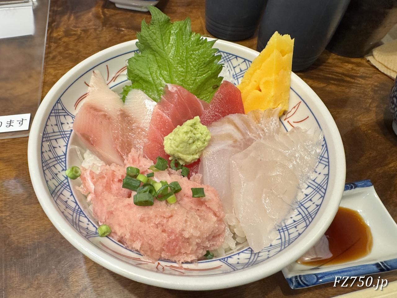 海鮮丼専門店 海船の「本日の地魚3種盛丼＋ネギトロ」 1,980円（税込）