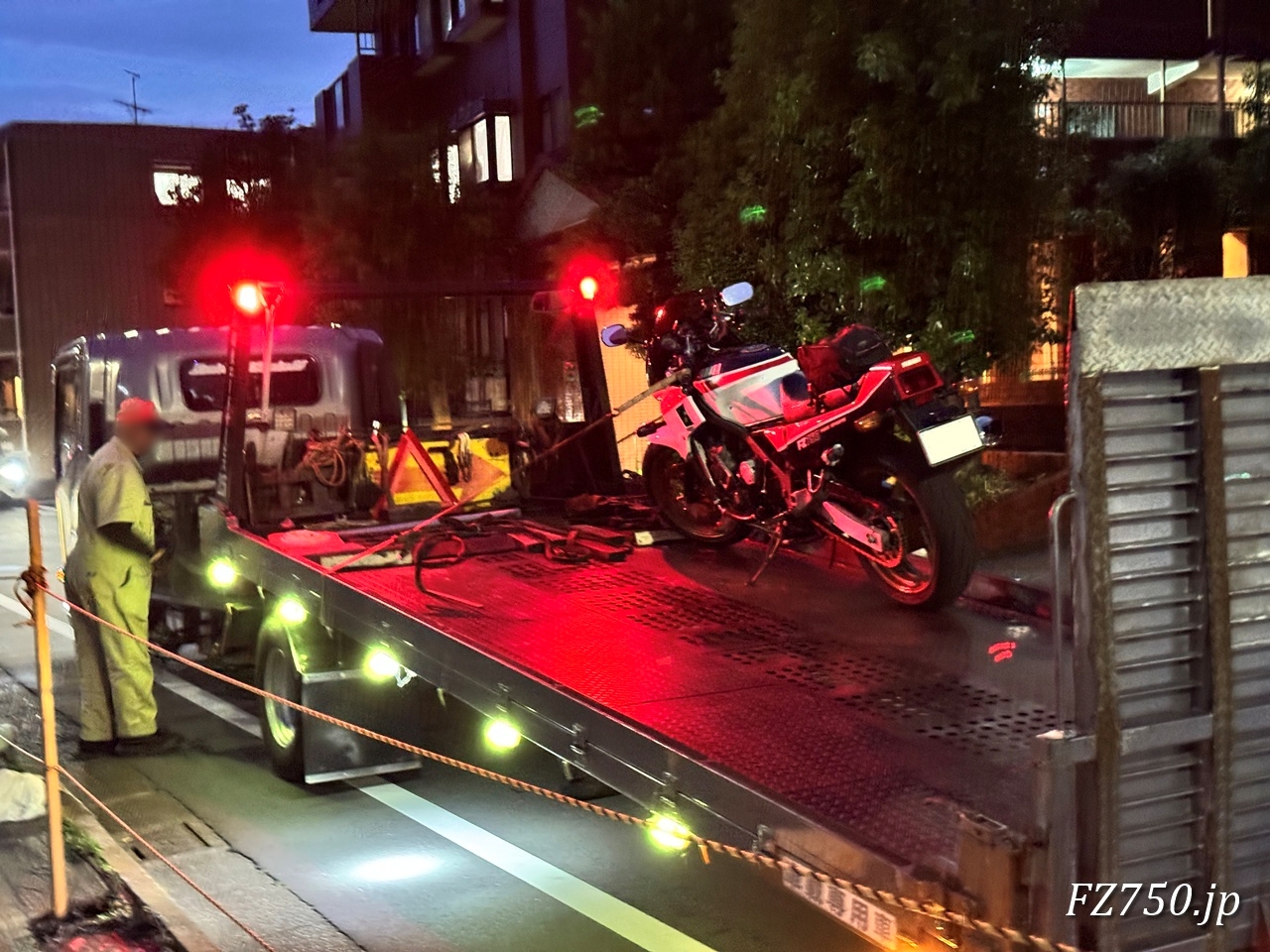 自宅に到着したFZ750、暗くなってからの積み下ろしとなりましたが丁寧に対応していただきました