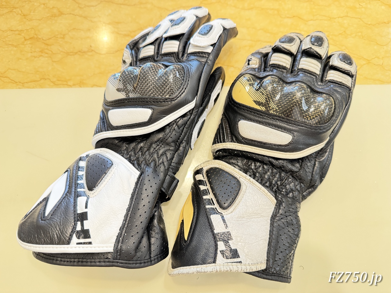 左が今回購入した新品、右が10年使用した旧グローブ。同じ RSタイチGP-X(NXT053)です。