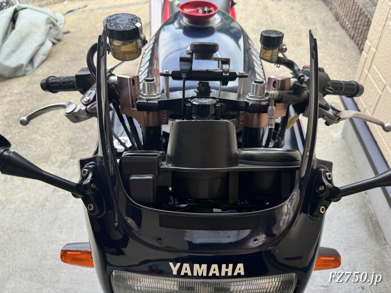 スクリーンを外したFZ750