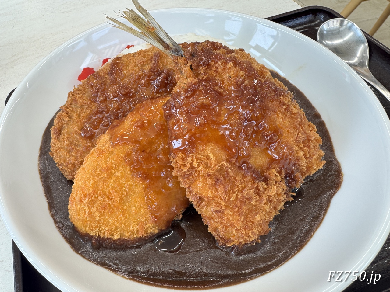 西湘バイパス 西湘PA(上り)スナックコーナー 満腹カレーはメンチカツ、コロッケ、鰺フライが乗った堂々の布陣