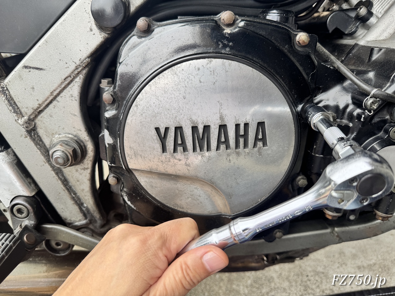 2GHエンジンに付いている取り外し前のクラッチカバー