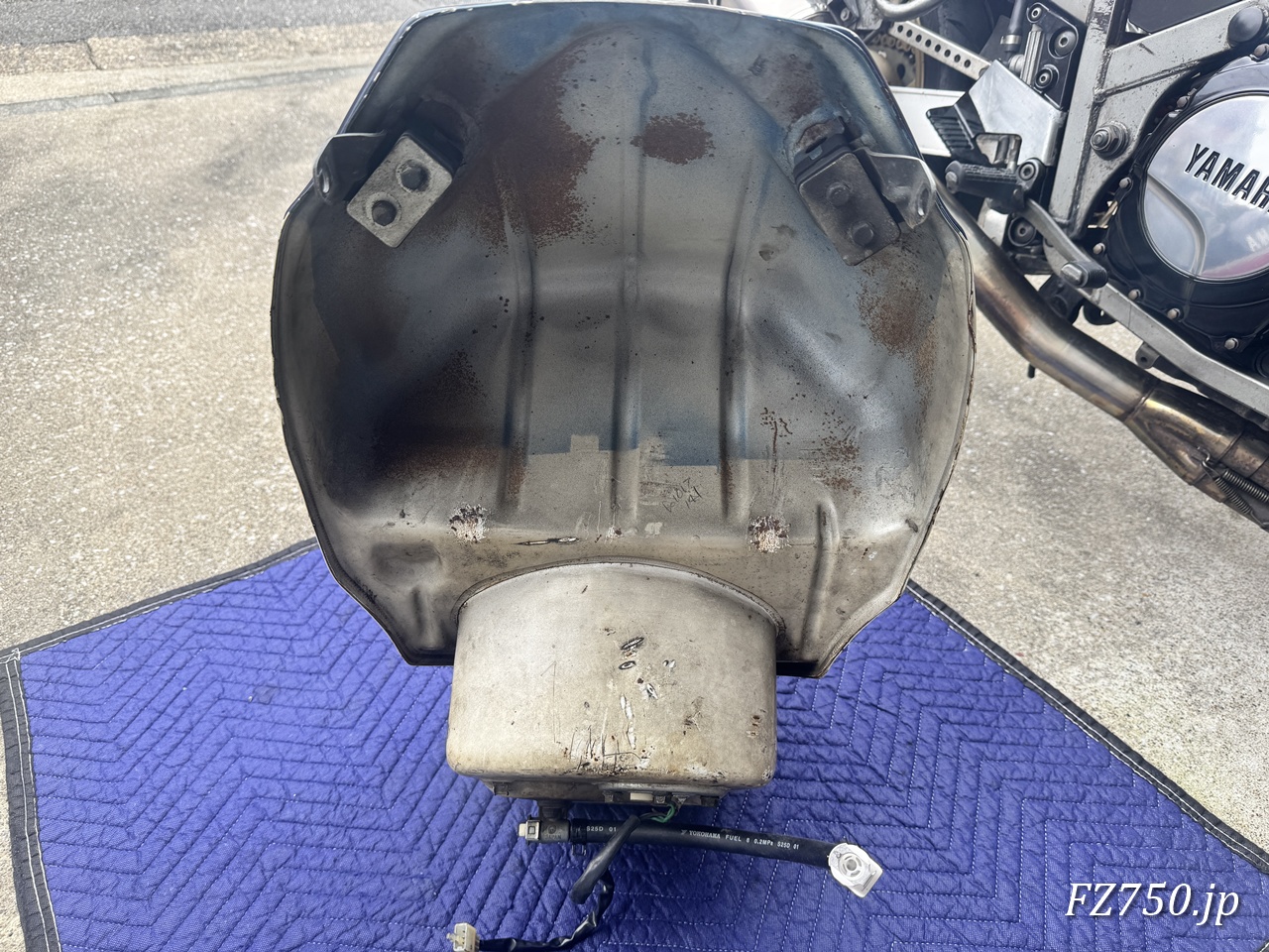 取り外したFZ750のタンク裏側