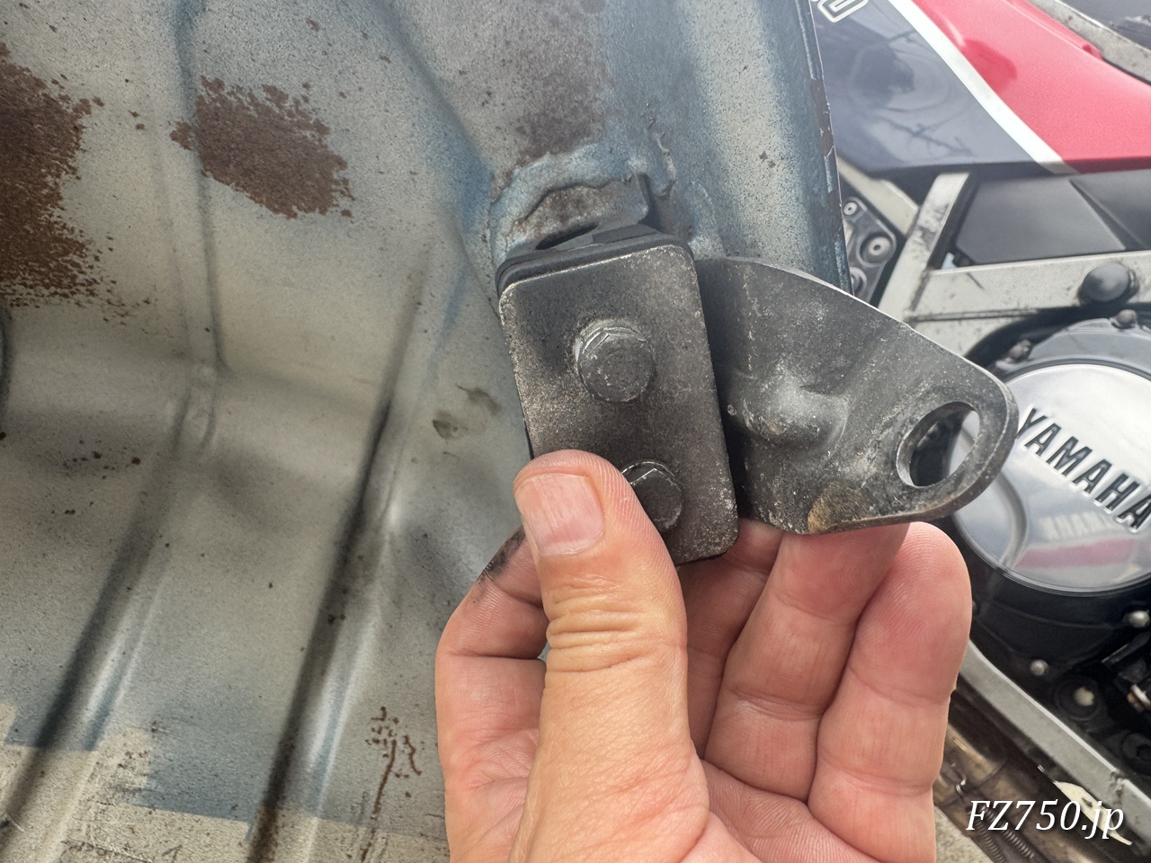FZ750のタンクから金具の取り外し