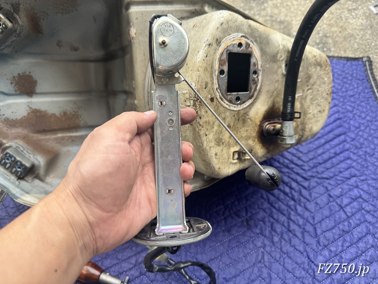 FZ750のタンクから燃料計センダーを外したところ