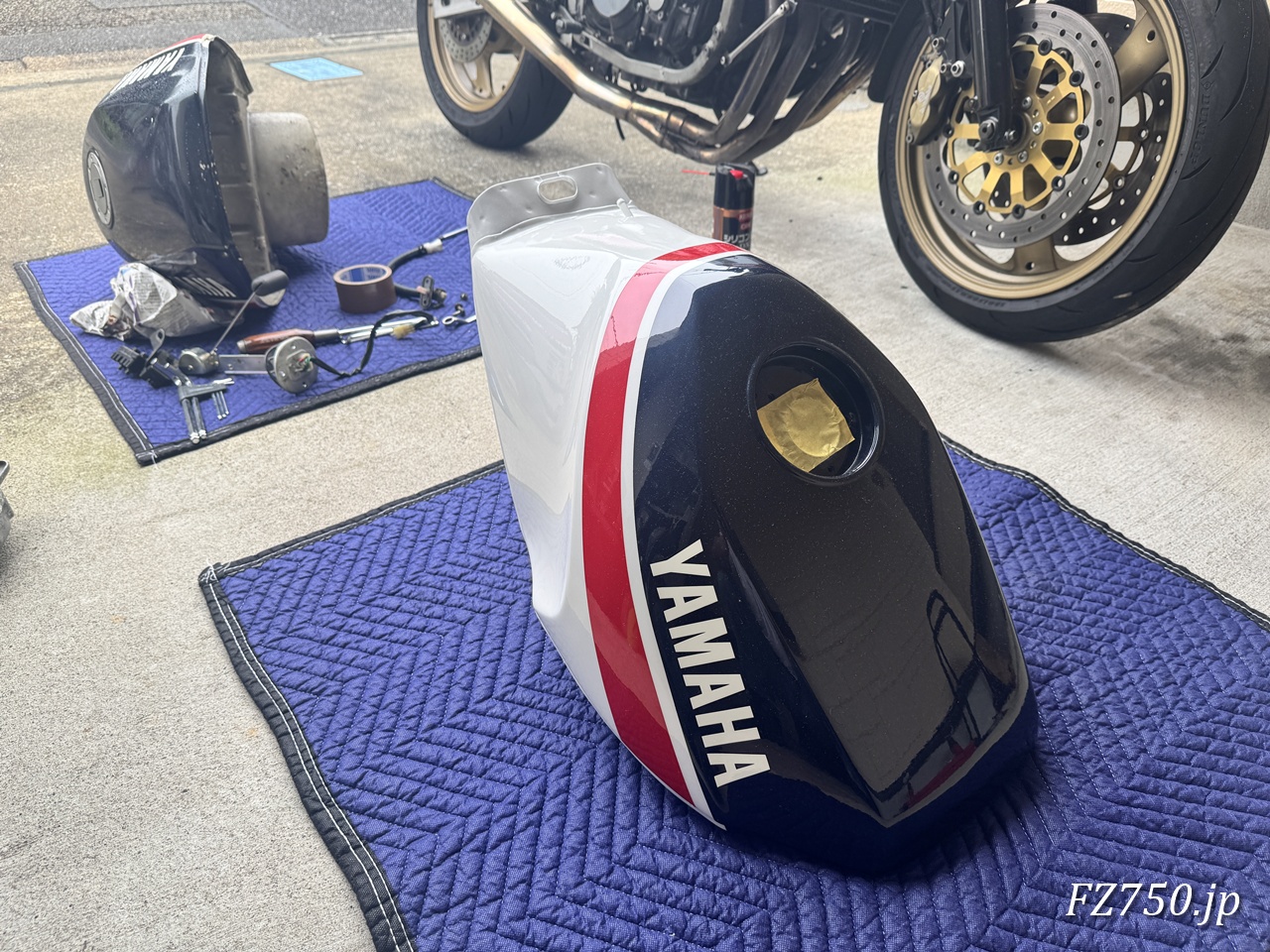 手前が新しいFZ750のタンク、奥がこれまでのFZ750のタンク