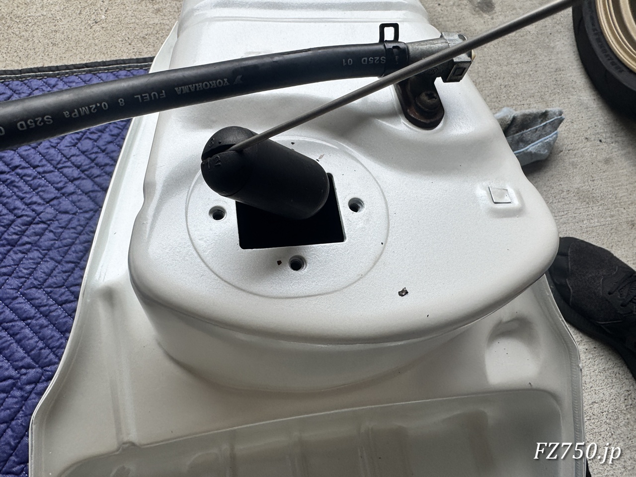 FZ750のタンクにセンダーのフロートを差し込むところ